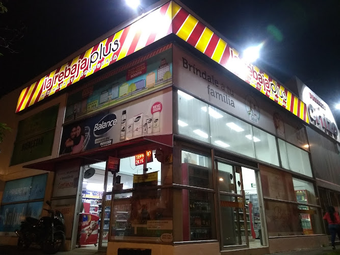 la rebaja Plus No. 6 DROGUERIA Y MINIMARKET Calle 174 Bogota - Tienda de comestibles, periódicos y medicamentos en Bogotá