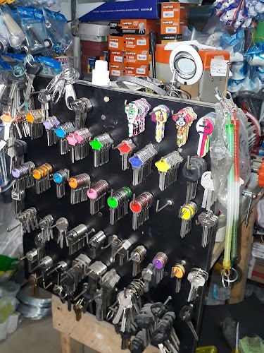 FERRELECTRICOS Y CERRAJERIA EL PUNTO - Tienda de herramientas en Bogotá