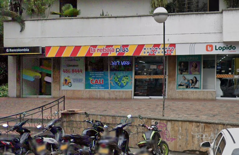 la rebaja Plus No. 45 DROGUERIA Y MINIMARKET Avenida del Rio Cali - Tienda de comestibles, periódicos y medicamentos en Cali