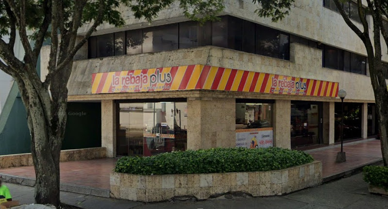 la rebaja Plus No. 60 DROGUERIA Y MINIMARKET Chipichape Versalles Cali - Farmacia en Cali