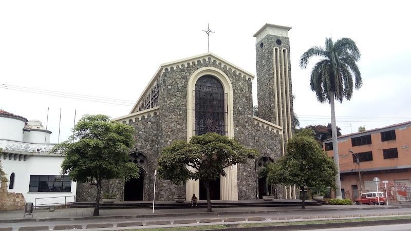 Iglesia San Fernando Rey - Iglesia en Cali