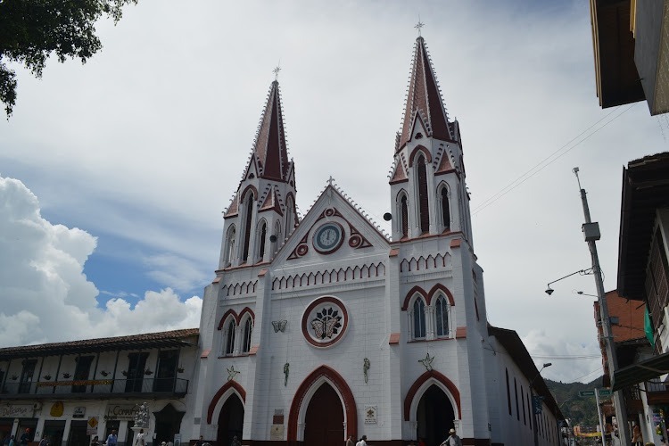 Basílica Menor de Nuestra Señora del Carmen - Iglesia católica en La Ceja