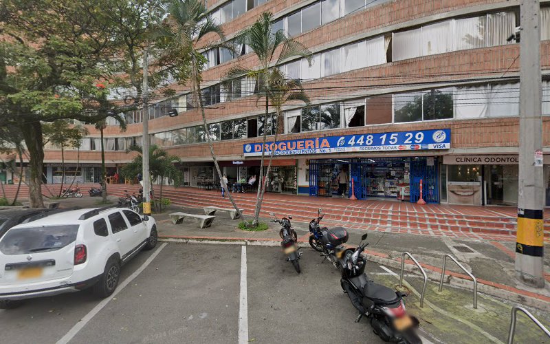 Droguería - Tienda de comestibles, periódicos y medicamentos en Medellín