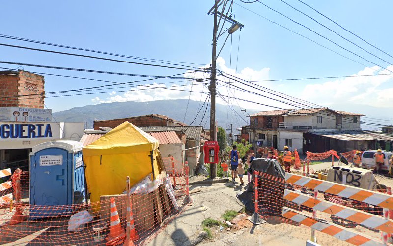 Droguería Las Gemelas - Tienda de comestibles, periódicos y medicamentos en Medellín