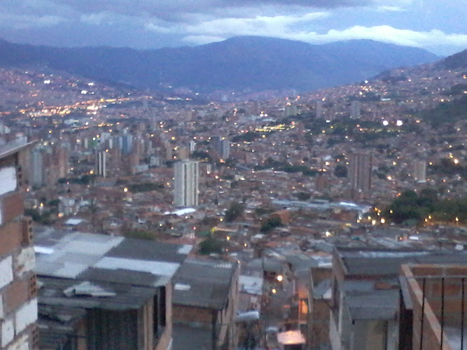 Droguería Y Variedades Calle Real - Farmacia en Medellín