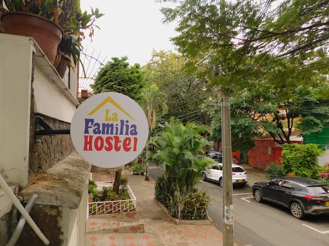 La Familia Hostel - Manila - Albergue en Medellín