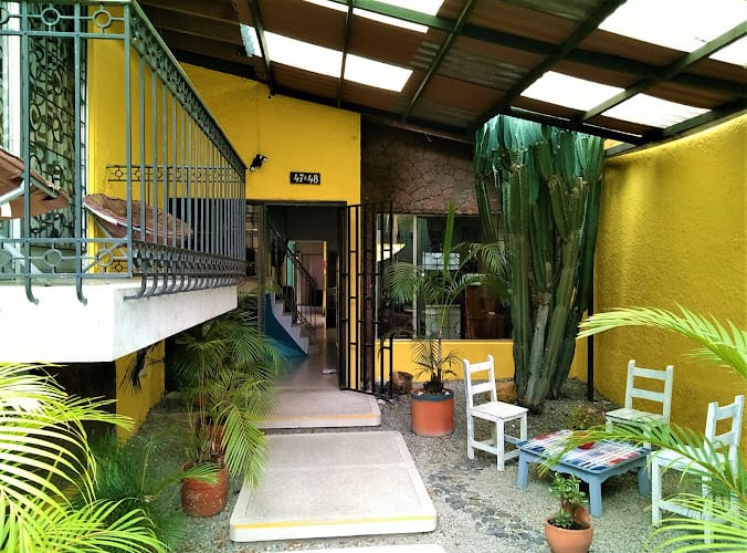 Yellow House Hostel - Albergue en Medellín