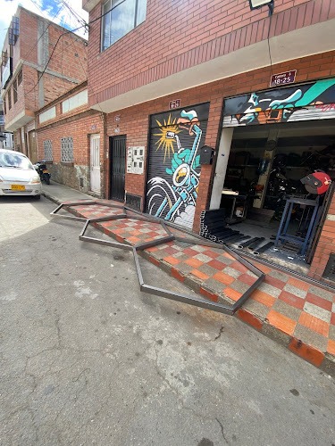 Molano kustom - Ferretería en Soacha